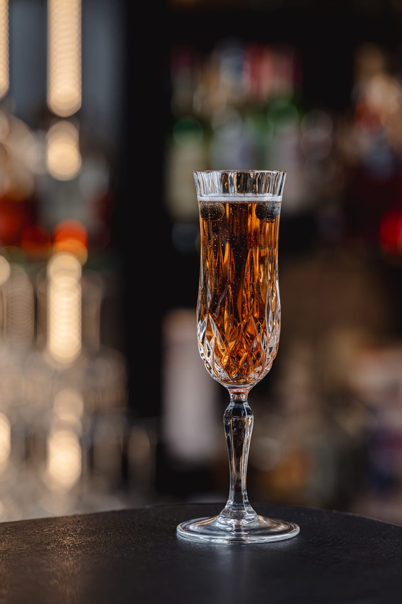 Maria Tănase — cocktail efervescent ambrat servit într-un pahar de cristal pe barul Dacia