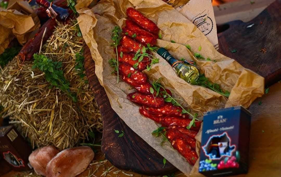 Platou de Babic de Buzău, afumat tradițional, cu paie, mirodenii și sare de Praid