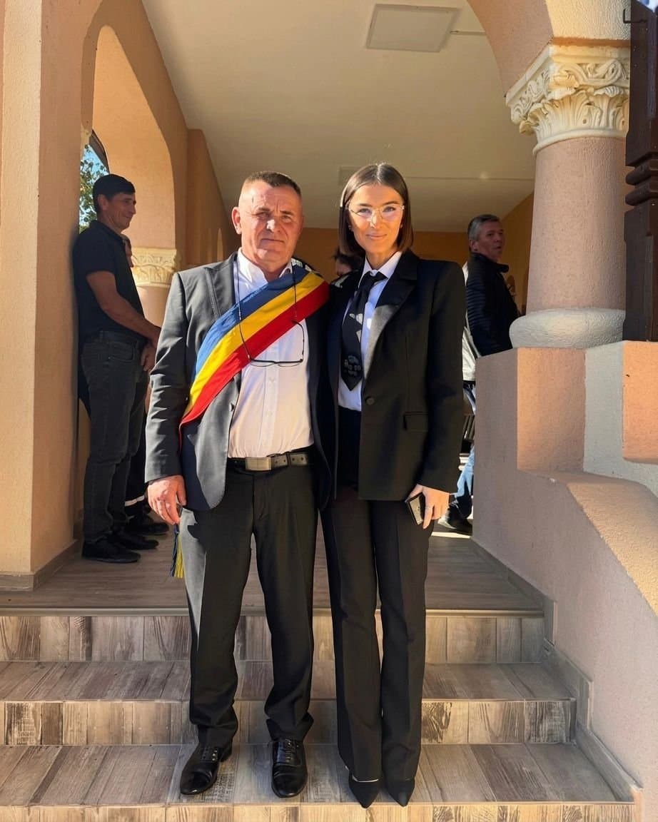 Mircea Sandu, primarul satului Valea Sălciei, alături de fiica sa Ana Maria Mircea Leu