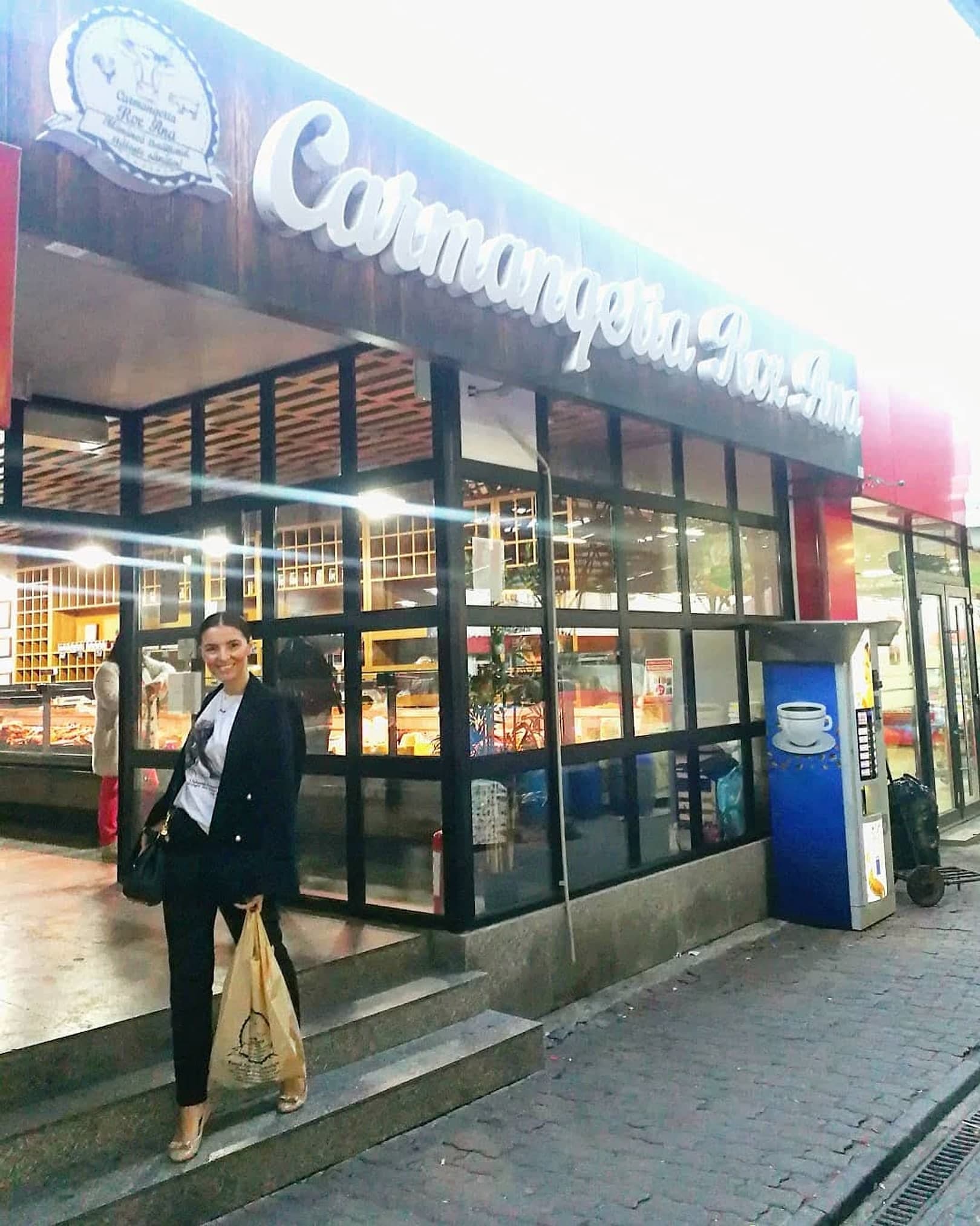 Ana Maria Mircea Leu în fața magazinului Carmangeria Rox-Ana