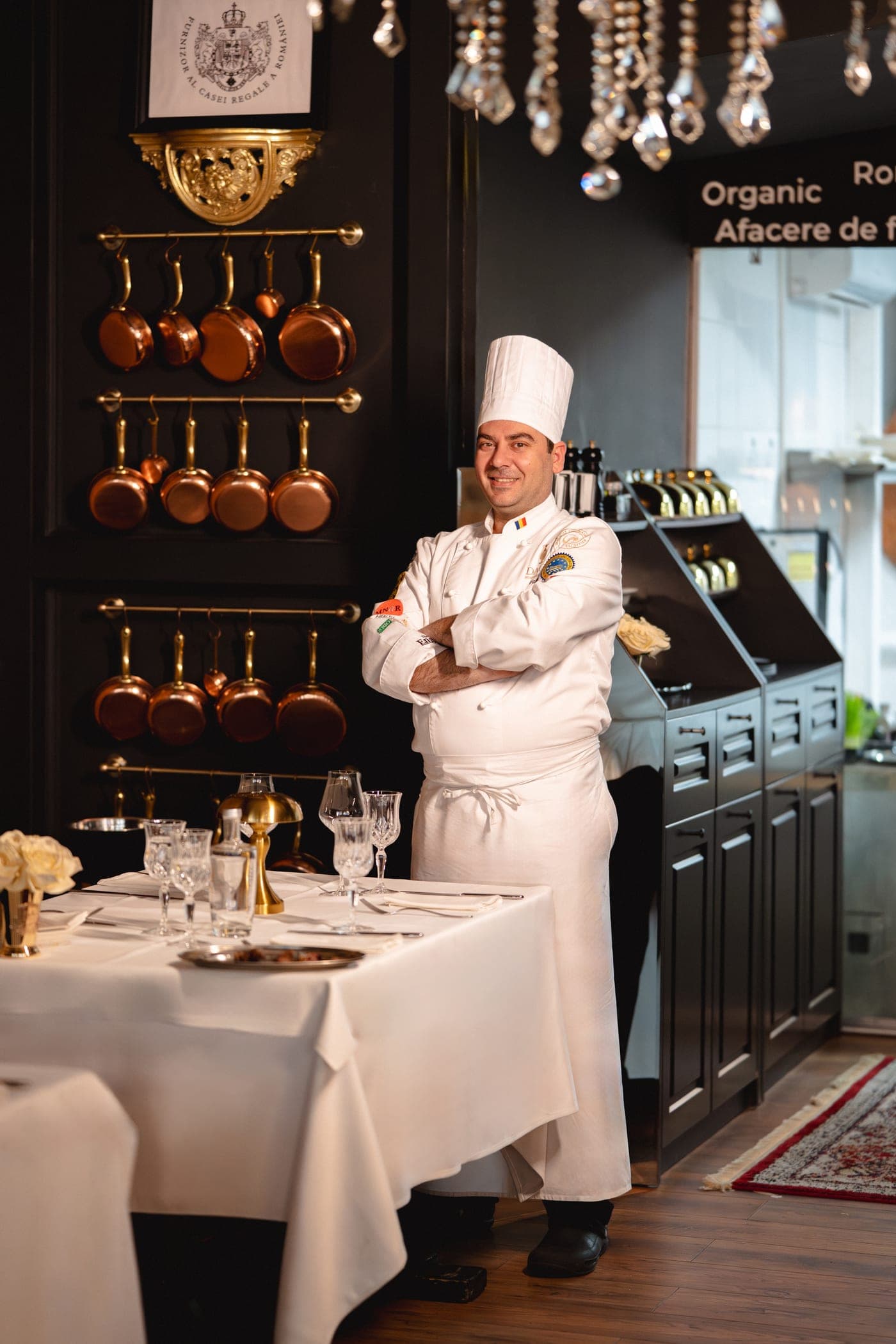 Chef Valentin Bodnar în bucătăria Dacia, lângă tigăile de cupru, în spirit Escoffier